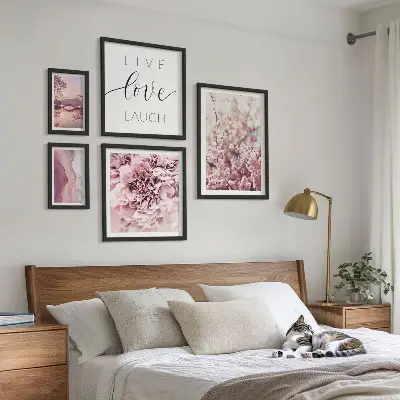 Wanddecoratie met bloemmotieven met pastelkleurige slogans