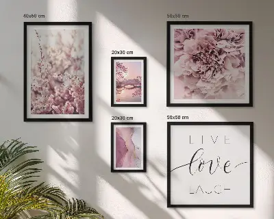 Wanddecoratie met bloemmotieven met pastelkleurige slogans