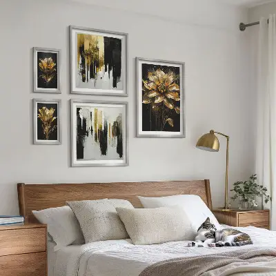 Set van moderne schilderijen met elegante bloemmotieven in een moderne stijl