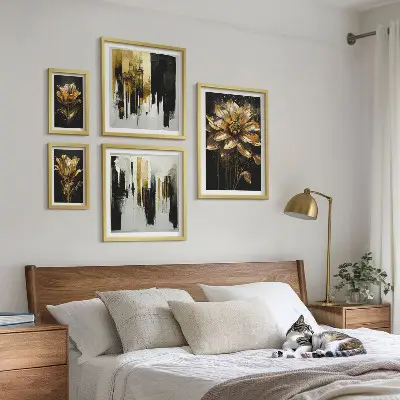 Set van moderne schilderijen met elegante bloemmotieven in een moderne stijl