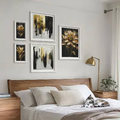 Set van moderne schilderijen met elegante bloemmotieven in een moderne stijl