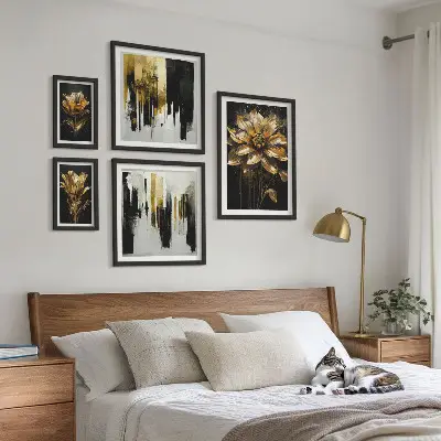 Set van moderne schilderijen met elegante bloemmotieven in een moderne stijl