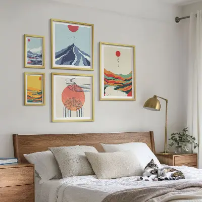 Gallery wall met abstracte berglandschappen