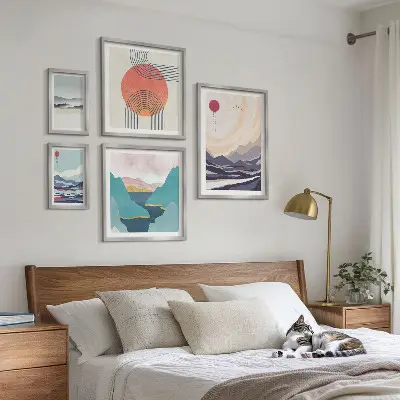 Gallery wall met abstracte berglandschappen