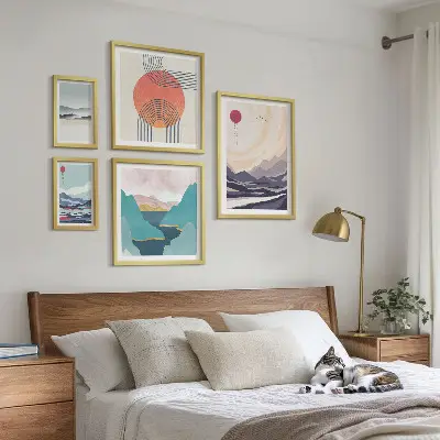 Gallery wall met abstracte berglandschappen
