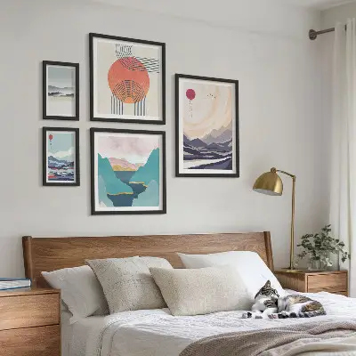 Gallery wall met abstracte berglandschappen