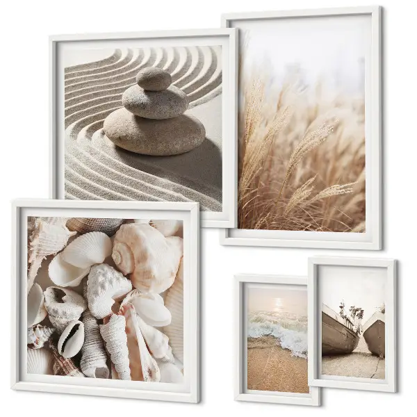 Gallery wall met schelpen en zand van de kust