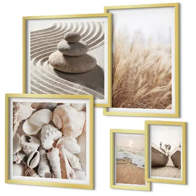 Gallery wall met schelpen en zand van de kust