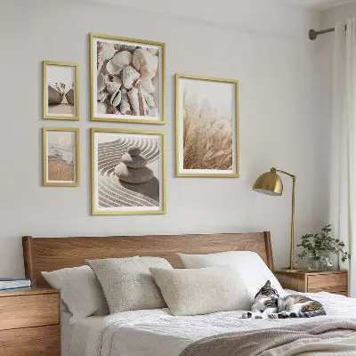 Gallery wall met schelpen en zand van de kust