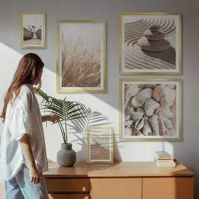 Gallery wall met schelpen en zand van de kust