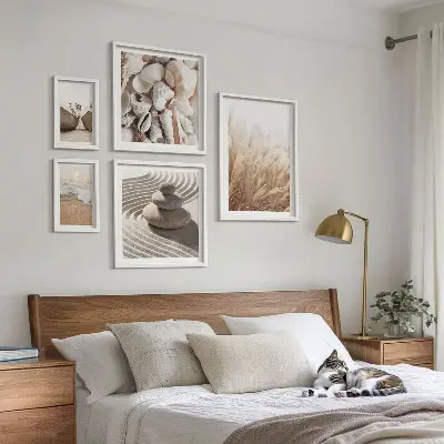 Gallery wall met schelpen en zand van de kust