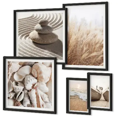 Gallery wall met schelpen en zand van de kust