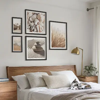 Gallery wall met schelpen en zand van de kust