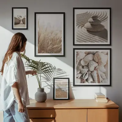 Gallery wall met schelpen en zand van de kust