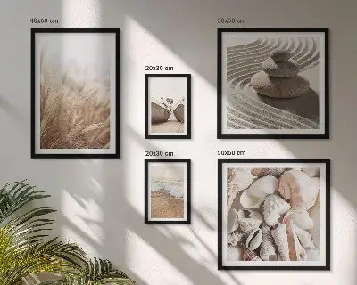 Gallery wall met schelpen en zand van de kust