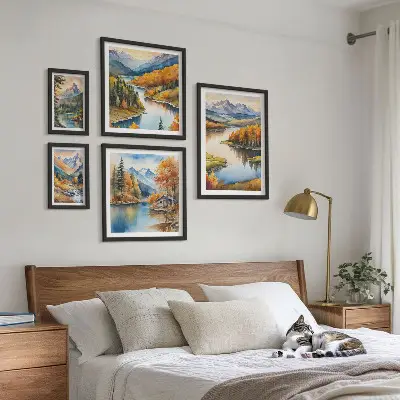 Moderne schilderijen set met een landschap van bergrivieren en herfstbomen