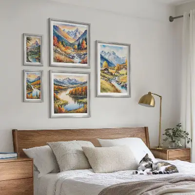 Gallery wall met landschappen van bergen, rivieren en bossen