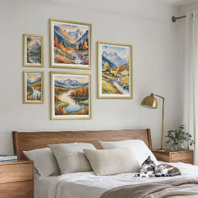 Gallery wall met landschappen van bergen, rivieren en bossen