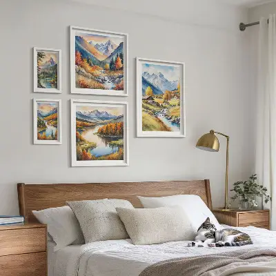 Gallery wall met landschappen van bergen, rivieren en bossen