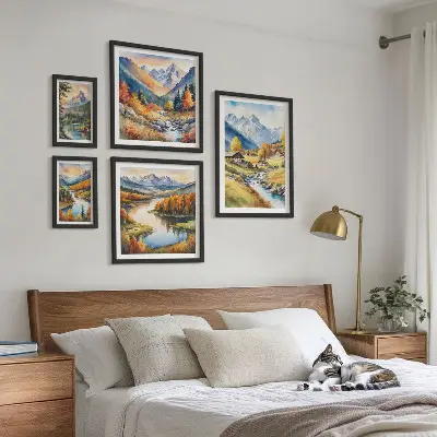 Gallery wall met landschappen van bergen, rivieren en bossen