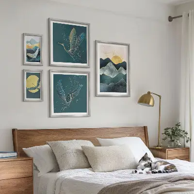 Moderne schilderijen set met stijlvolle bergen, vogels en een zon
