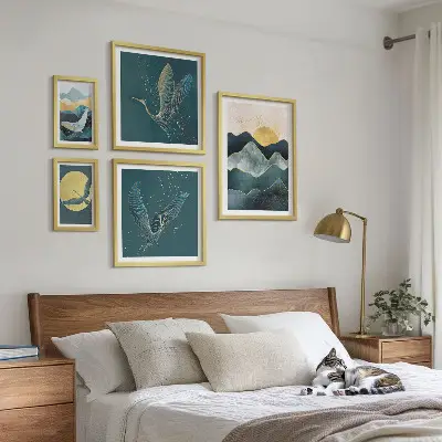 Moderne schilderijen set met stijlvolle bergen, vogels en een zon