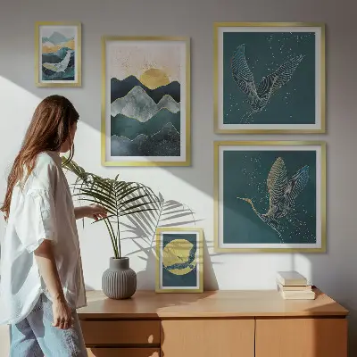 Moderne schilderijen set met stijlvolle bergen, vogels en een zon