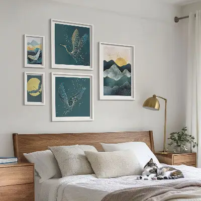 Moderne schilderijen set met stijlvolle bergen, vogels en een zon