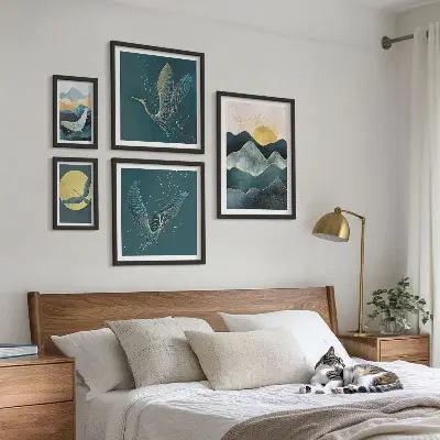 Moderne schilderijen set met stijlvolle bergen, vogels en een zon