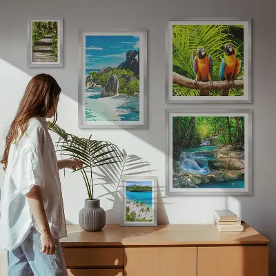 Set van moderne schilderijen met tropische landschappen, vogels en watervallen