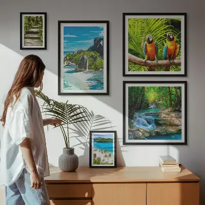 Set van moderne schilderijen met tropische landschappen, vogels en watervallen