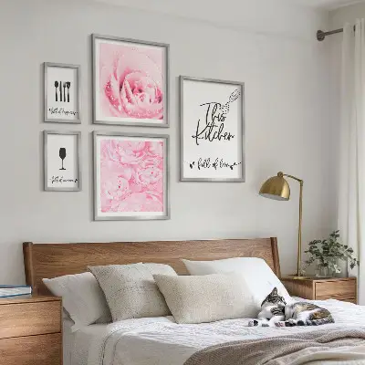 Set van moderne schilderijen met keukeninspiratie, rozen en accessoires