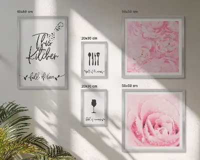 Set van moderne schilderijen met keukeninspiratie, rozen en accessoires