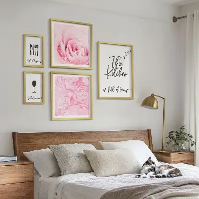 Set van moderne schilderijen met keukeninspiratie, rozen en accessoires