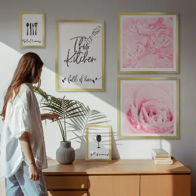 Set van moderne schilderijen met keukeninspiratie, rozen en accessoires