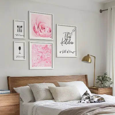 Set van moderne schilderijen met keukeninspiratie, rozen en accessoires