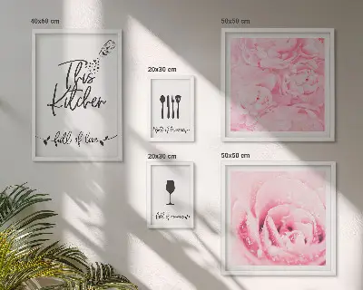 Set van moderne schilderijen met keukeninspiratie, rozen en accessoires