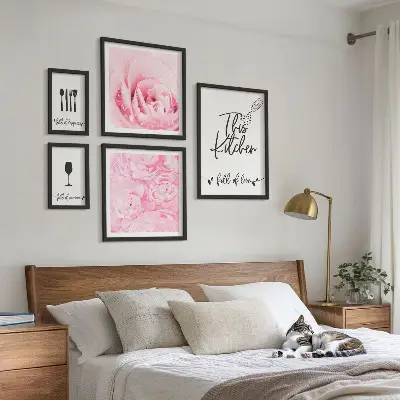 Set van moderne schilderijen met keukeninspiratie, rozen en accessoires