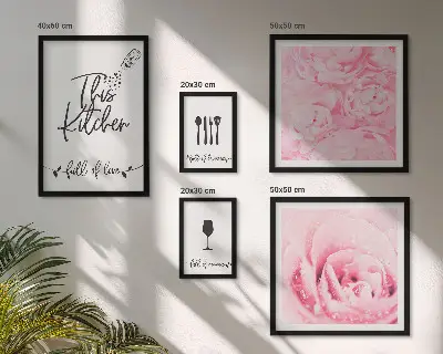 Set van moderne schilderijen met keukeninspiratie, rozen en accessoires