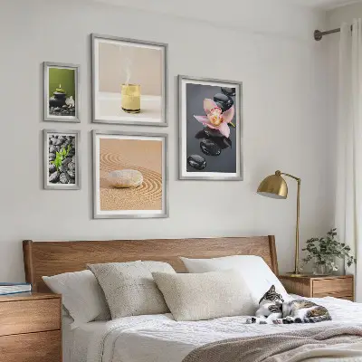 Gallery wall met ontspanning en zen stenen met orchideeën