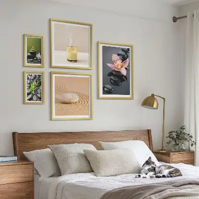 Gallery wall met ontspanning en zen stenen met orchideeën