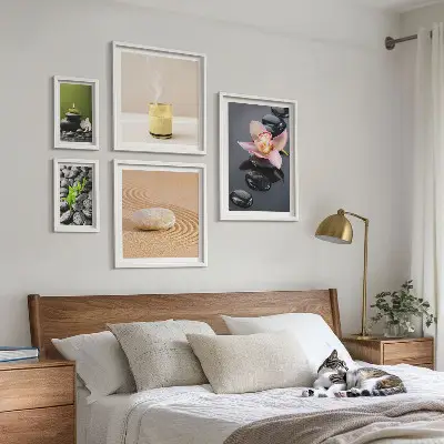 Gallery wall met ontspanning en zen stenen met orchideeën