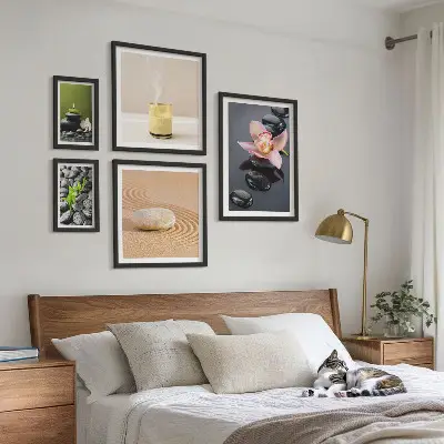 Gallery wall met ontspanning en zen stenen met orchideeën