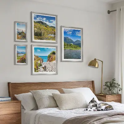 Moderne schilderijenset met landschappen van bergen en stranden