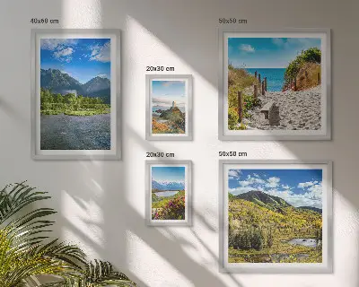 Moderne schilderijenset met landschappen van bergen en stranden