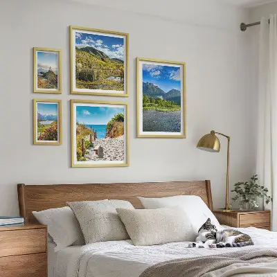 Moderne schilderijenset met landschappen van bergen en stranden