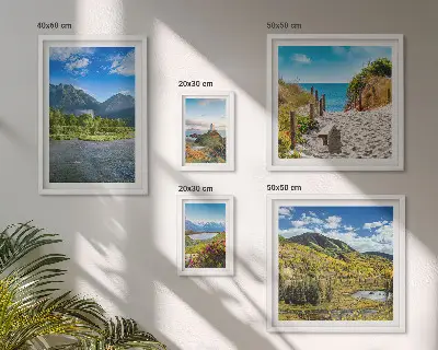 Moderne schilderijenset met landschappen van bergen en stranden
