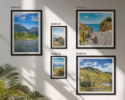 Moderne schilderijenset met landschappen van bergen en stranden