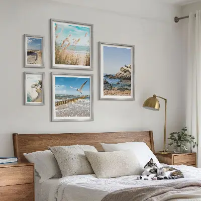 Gallery wall met strandlandschappen aan zee