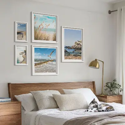Gallery wall met strandlandschappen aan zee